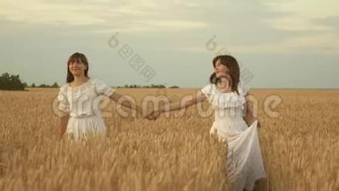 <strong>年轻</strong>的<strong>母亲</strong>和女儿<strong>牵</strong>着手沿着一片金色的麦田奔跑。 慢动作。 快乐家庭旅行